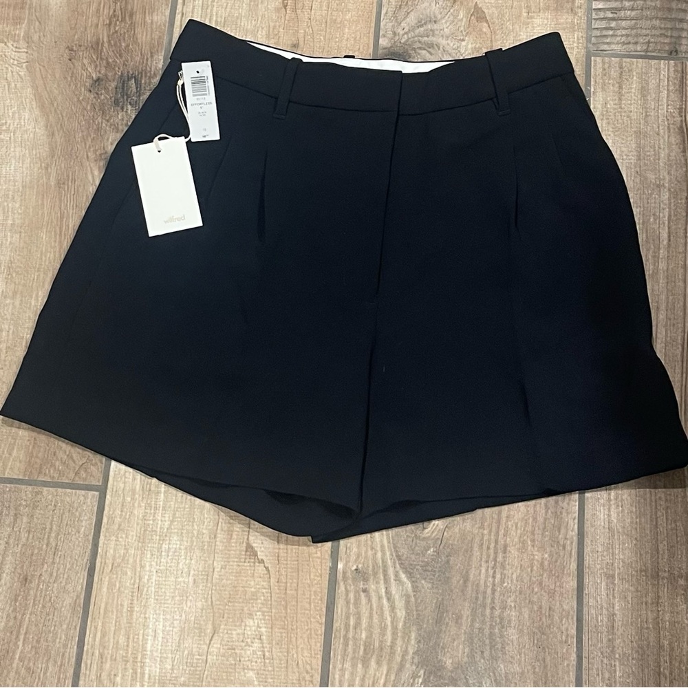 Aritzia Effortlessly 5” Pleated Shorts-Black